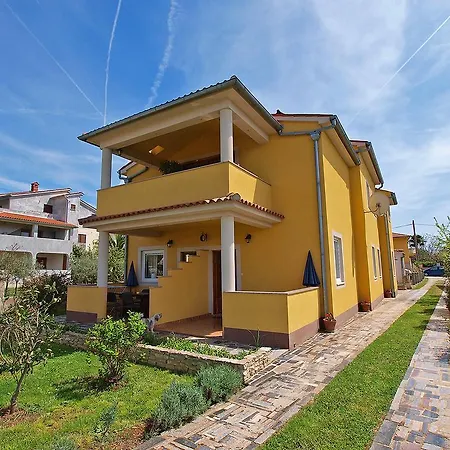 Apartment Yellow 114 *